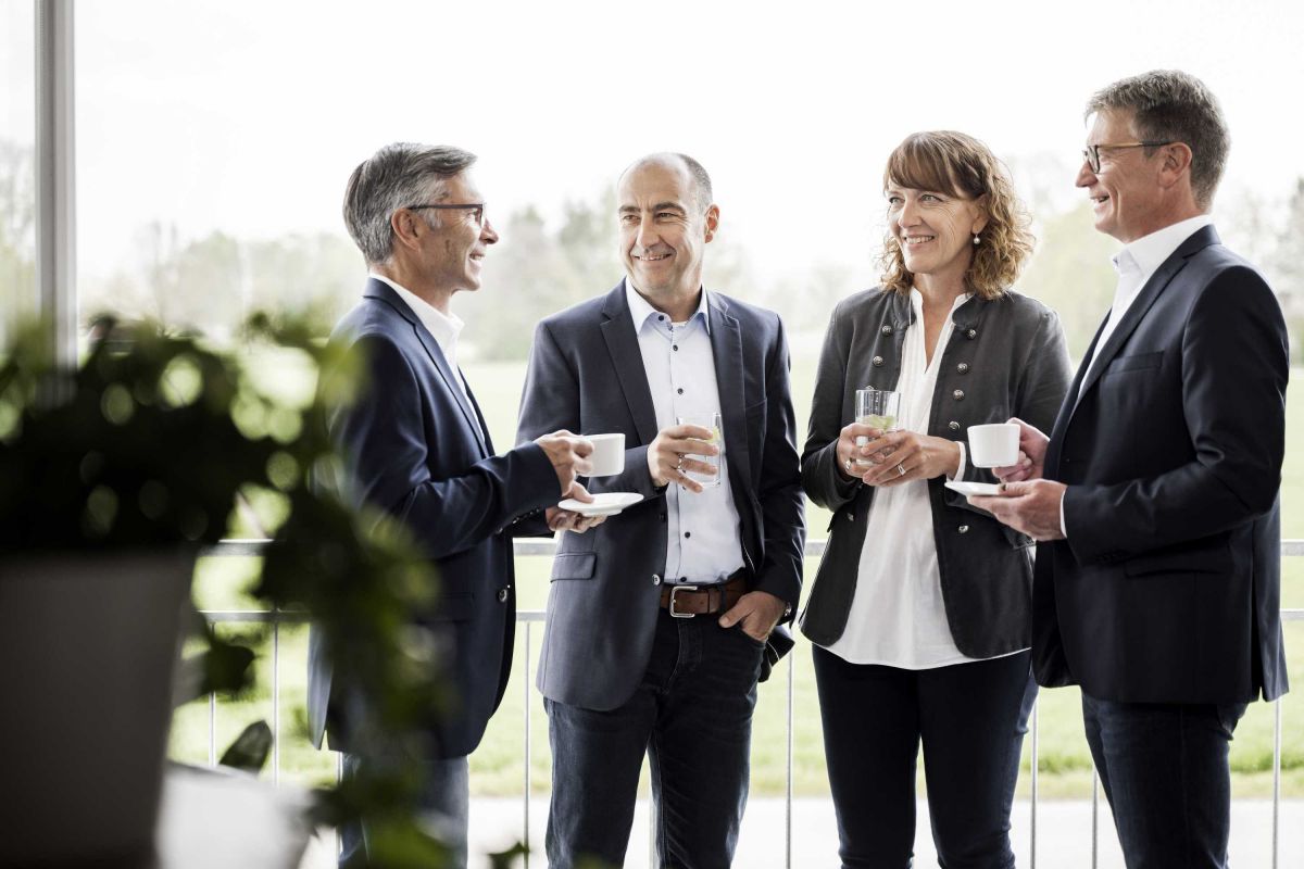 Bandenwerbung und Fahnen